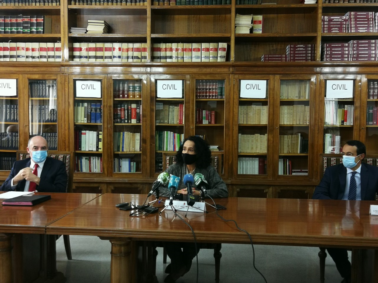 La presidenta del Tribunal Superior de Justicia de Extremadura, María Félix Tena Aragón, y el presidente de la Cámara de Comercio de Badajoz, Mariano García Sardiña